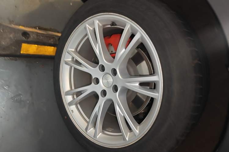 Used Tesla Model Y 2022 Rear-Wheel-Drive Version Right Rear Wheel Hub