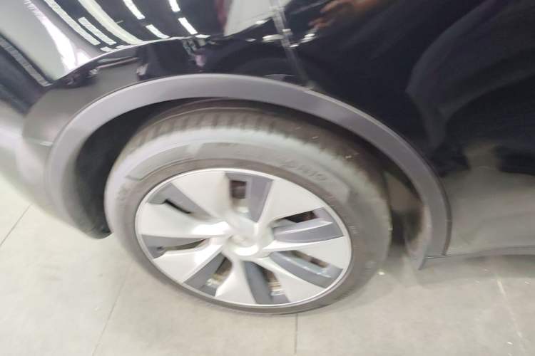 Used Tesla Model Y 2022 Long-Range All-Wheel-Drive Version Right Rear Wheel Hub
