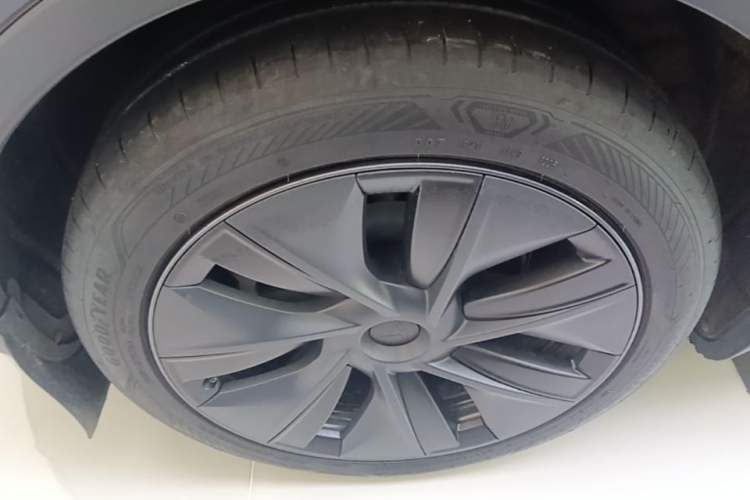 Used Tesla Model Y 2022 Rear-Wheel-Drive Version Right Rear Wheel Hub