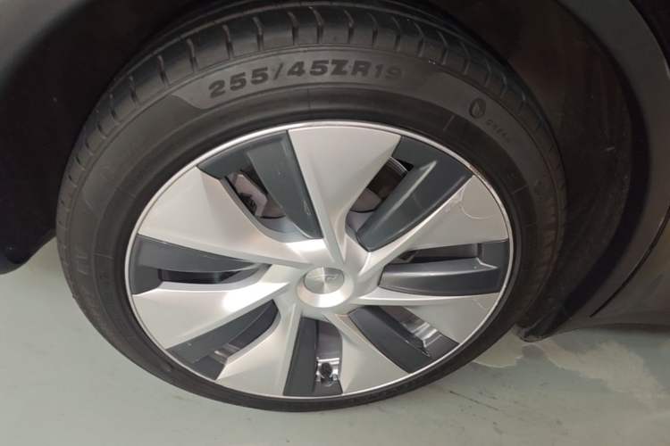 Used Tesla Model Y 2022 Revised Version Rear-Wheel Drive Right Rear Wheel Hub