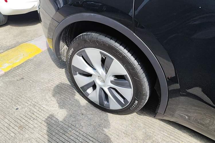 Used Tesla Model Y 2022 Long-Range All-Wheel-Drive Version Right Rear Wheel Hub
