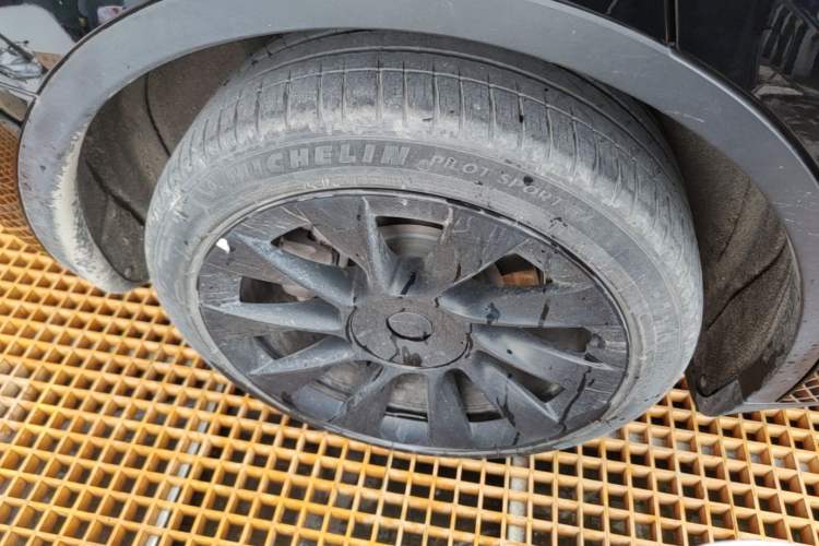 Used Tesla Model Y 2022 Long-Range All-Wheel-Drive Version Right Rear Wheel Hub