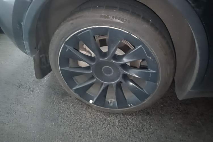 Used Tesla Model Y 2022 Long-Range All-Wheel-Drive Version Right Rear Wheel Hub