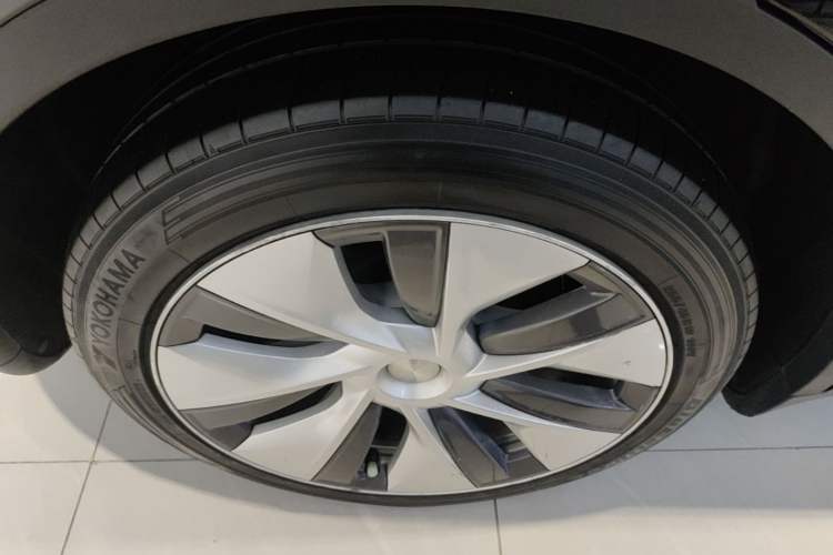 Used Tesla Model Y 2022 Rear-Wheel-Drive Version Right Rear Wheel Hub