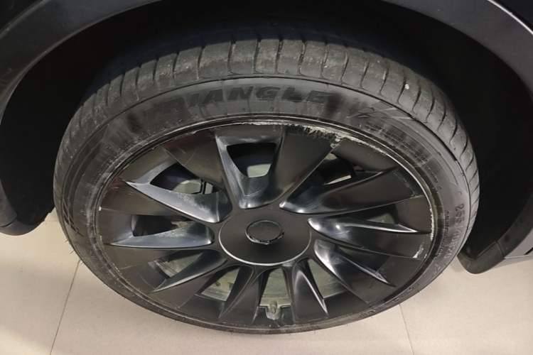 Used Tesla Model Y 2022 Long-Range All-Wheel-Drive Version Right Rear Wheel Hub