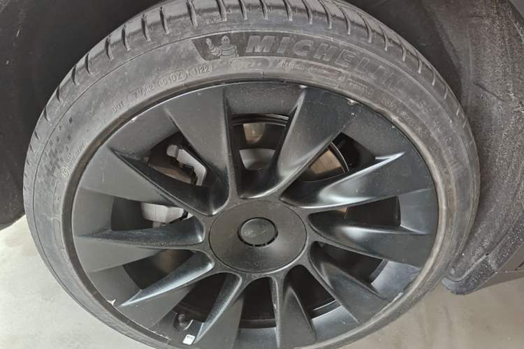 Used Tesla Model Y 2022 Long-Range All-Wheel-Drive Version Right Rear Wheel Hub