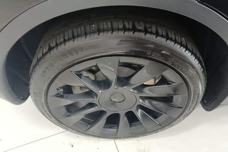 Used Tesla Model Y 2022 Revised Version Long-Range All-Wheel Drive Right Rear Wheel Hub