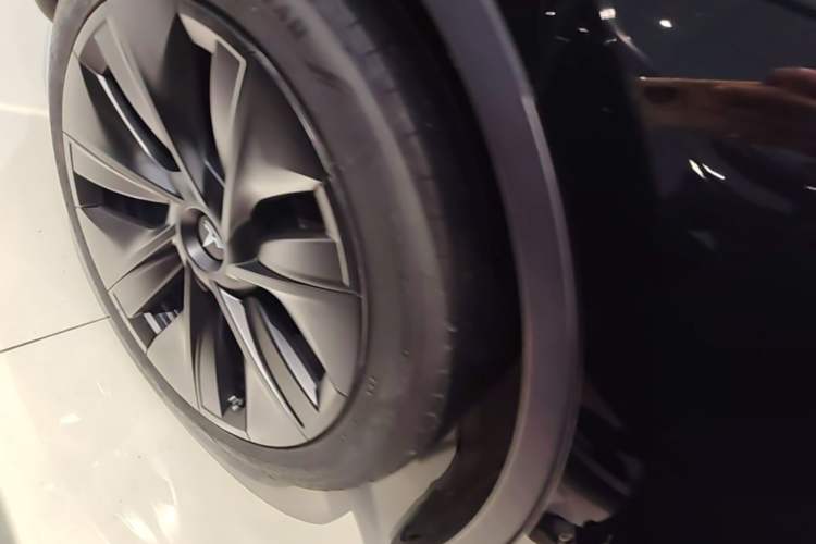 Used Tesla Model Y 2022 Long-Range All-Wheel-Drive Version Right Rear Wheel Hub