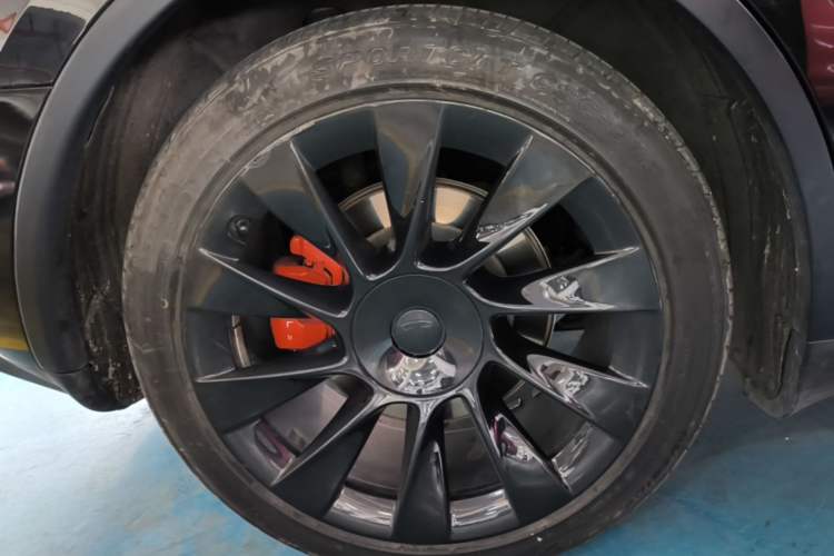 Used Tesla Model Y 2022 Long-Range All-Wheel-Drive Version Right Rear Wheel Hub