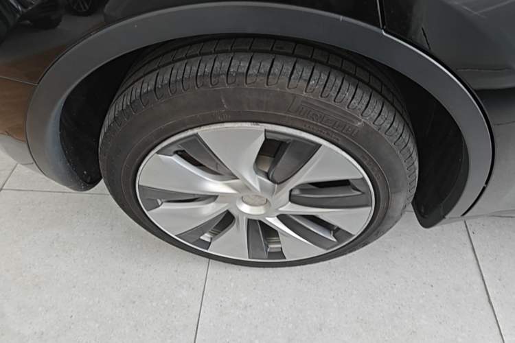 Used Tesla Model Y 2022 Long-Range All-Wheel-Drive Version Right Rear Wheel Hub