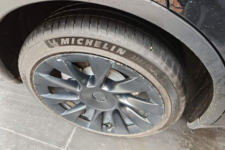 Used Tesla Model Y 2022 Long-Range All-Wheel-Drive Version Right Rear Wheel Hub