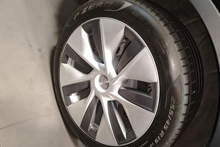 Used Tesla Model Y 2022 Revised Version Rear-Wheel Drive Right Rear Wheel Hub