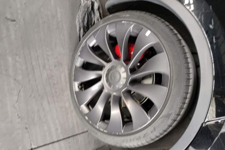 Used Tesla Model Y 2022 Performance High-Performance All-Wheel-Drive Version Right Rear Wheel Hub