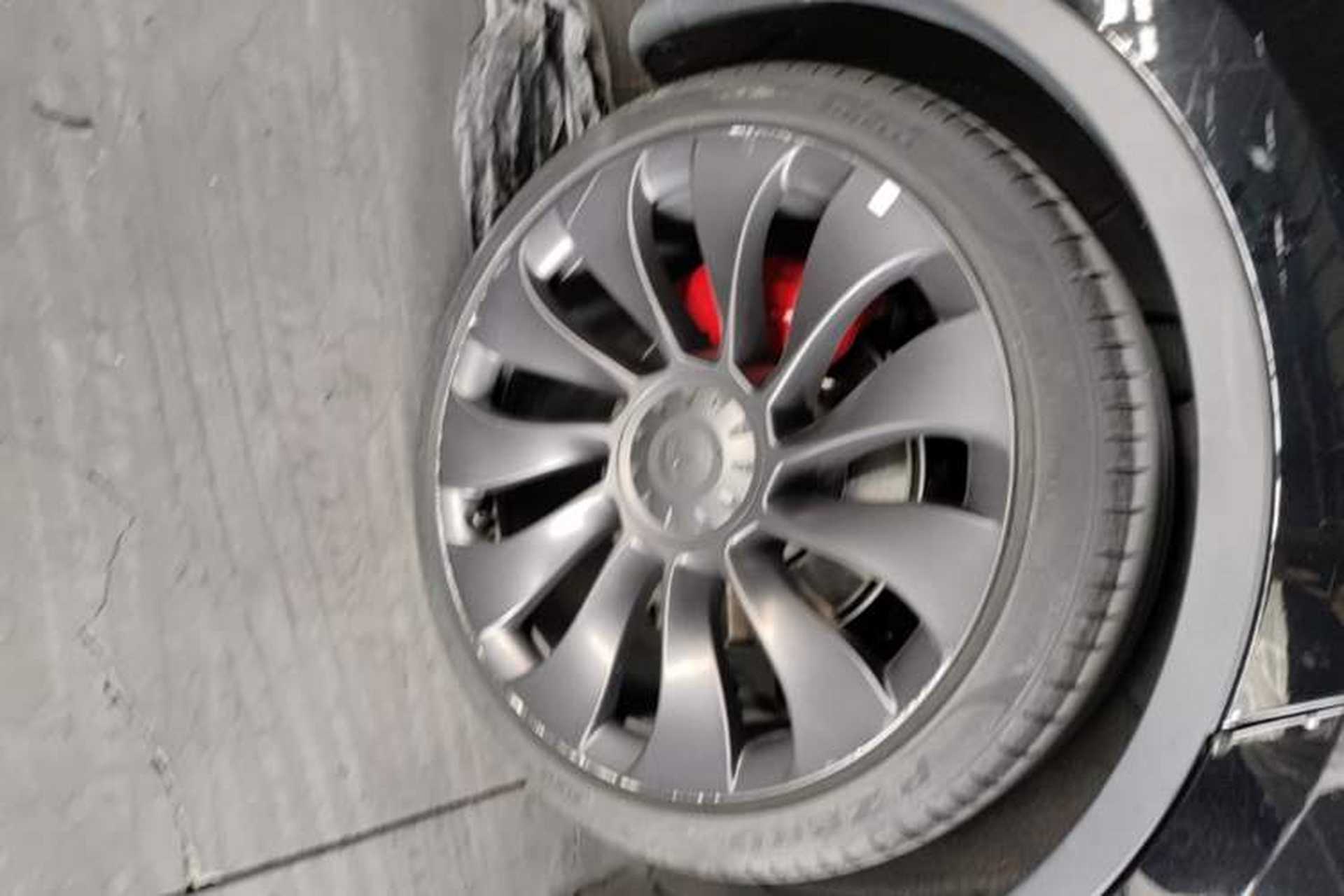 Used Tesla Model Y 2022 Performance High-Performance All-Wheel-Drive Version Right Rear Wheel Hub