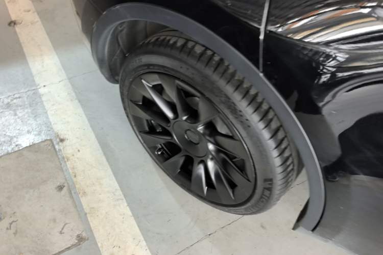 Used Tesla Model Y 2022 Long-Range All-Wheel-Drive Version Right Rear Wheel Hub