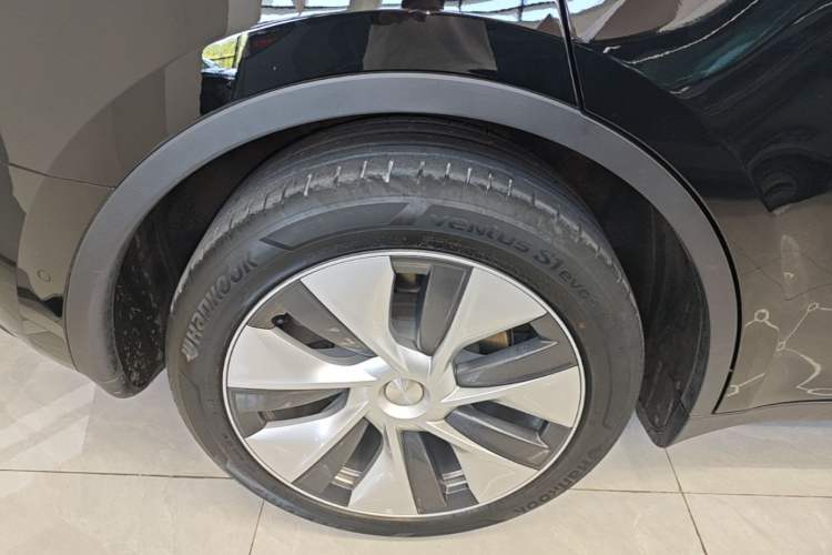 Used Tesla Model Y 2022 Long-Range All-Wheel-Drive Version Right Rear Wheel Hub