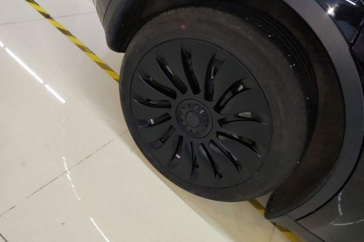 Used Tesla Model Y 2022 Long-Range All-Wheel-Drive Version Right Rear Wheel Hub