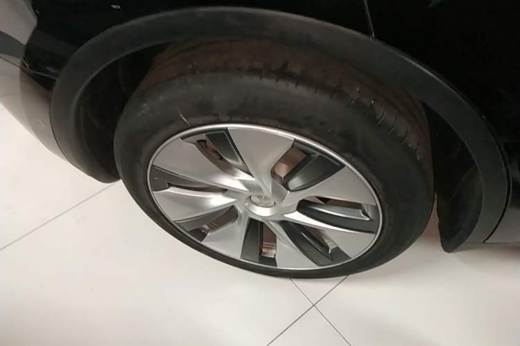 Used Tesla Model Y 2022 Long-Range All-Wheel-Drive Version Right Rear Wheel Hub