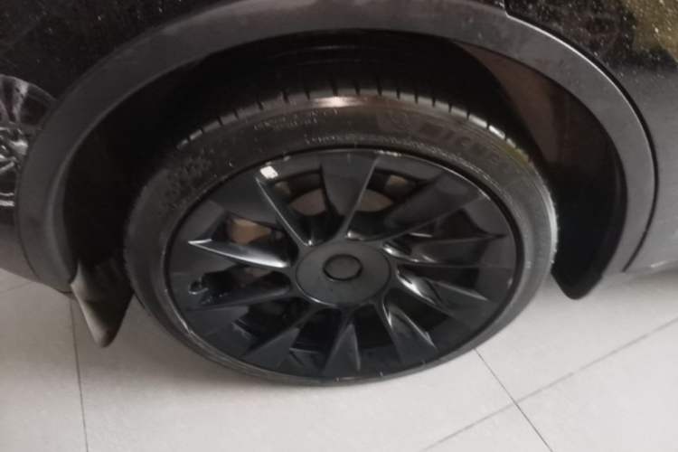 Used Tesla Model Y 2022 Long-Range All-Wheel-Drive Version Right Rear Wheel Hub