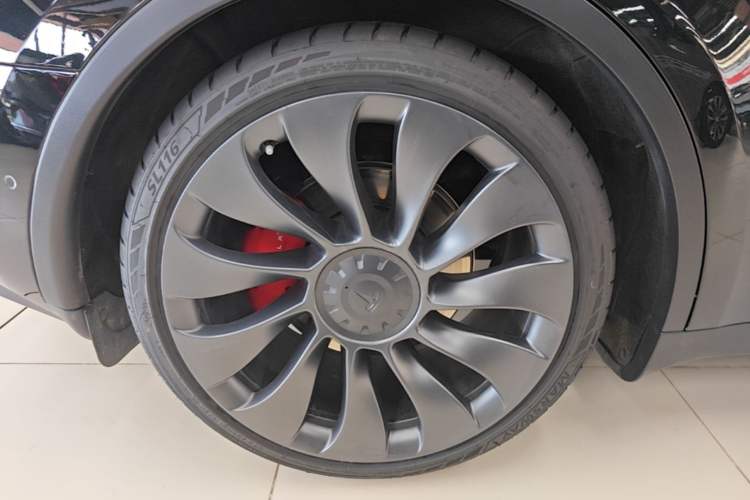 Used Tesla Model Y 2022 Performance High-Performance All-Wheel-Drive Version Right Rear Wheel Hub