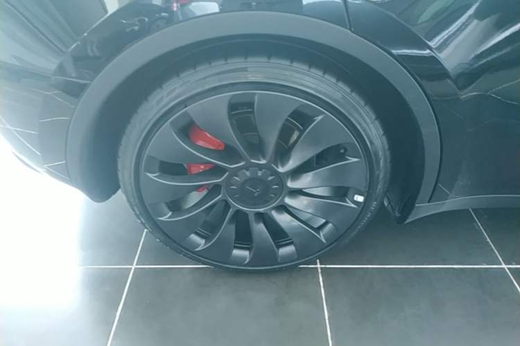 Used Tesla Model Y 2022 Performance High-Performance All-Wheel-Drive Version Right Rear Wheel Hub