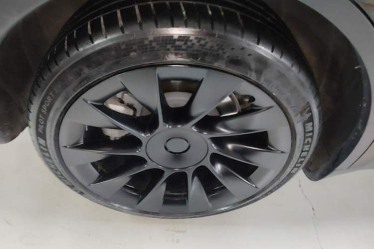 Used Tesla Model Y 2022 Revised Version Long-Range All-Wheel Drive Right Rear Wheel Hub