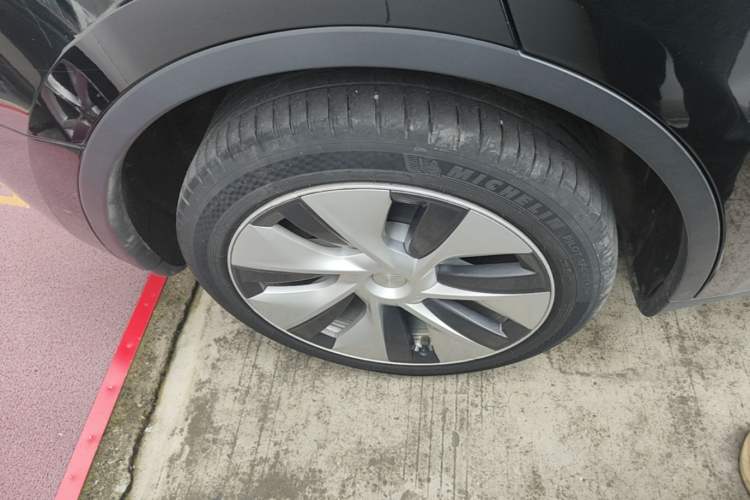 Used Tesla Model Y 2022 Long-Range All-Wheel-Drive Version Right Rear Wheel Hub