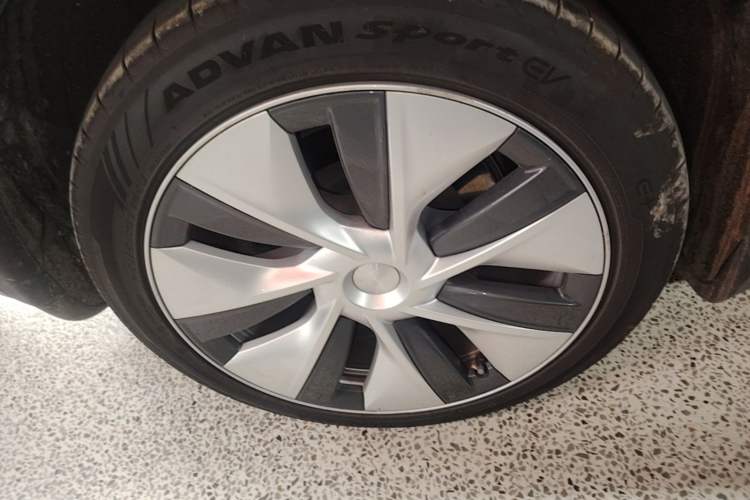 Used Tesla Model Y 2022 Revised Version Long-Range All-Wheel Drive Right Rear Wheel Hub