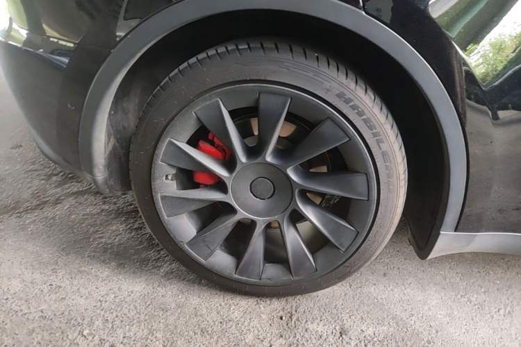 Used Tesla Model Y 2022 Long-Range All-Wheel-Drive Version Right Rear Wheel Hub