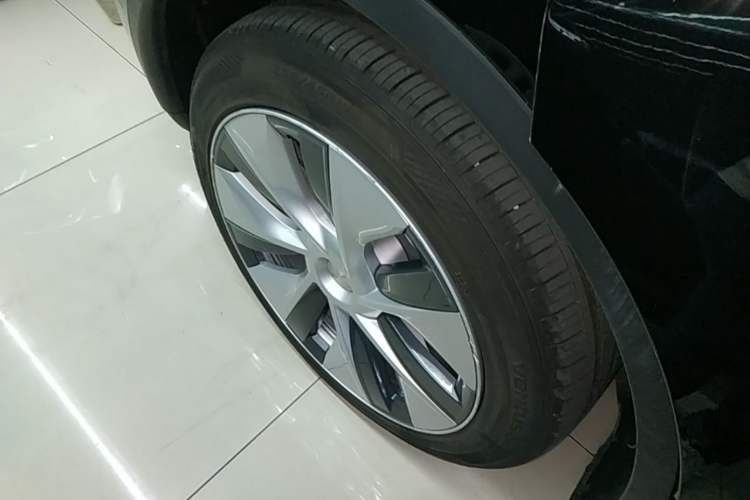 Used Tesla Model Y 2022 Rear-Wheel-Drive Version Right Rear Wheel Hub