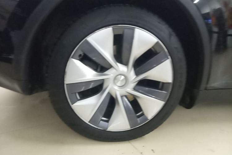 Used Tesla Model Y 2022 Long-Range All-Wheel-Drive Version Right Rear Wheel Hub