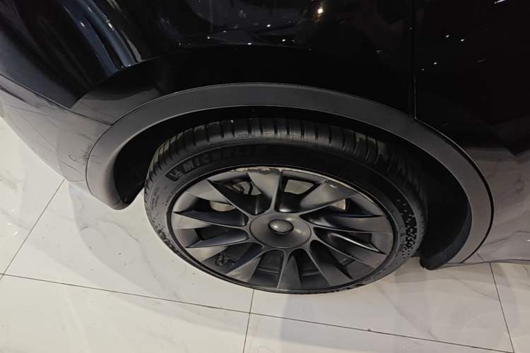 Used Tesla Model Y 2022 Long-Range All-Wheel-Drive Version Right Rear Wheel Hub