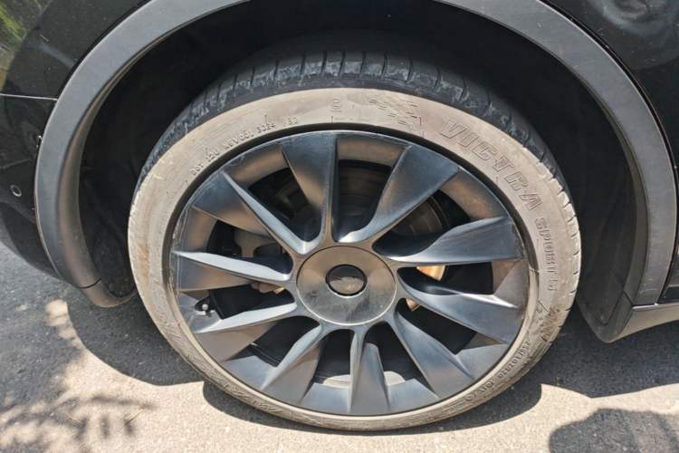 Used Tesla Model Y 2022 Long-Range All-Wheel-Drive Version Right Rear Wheel Hub