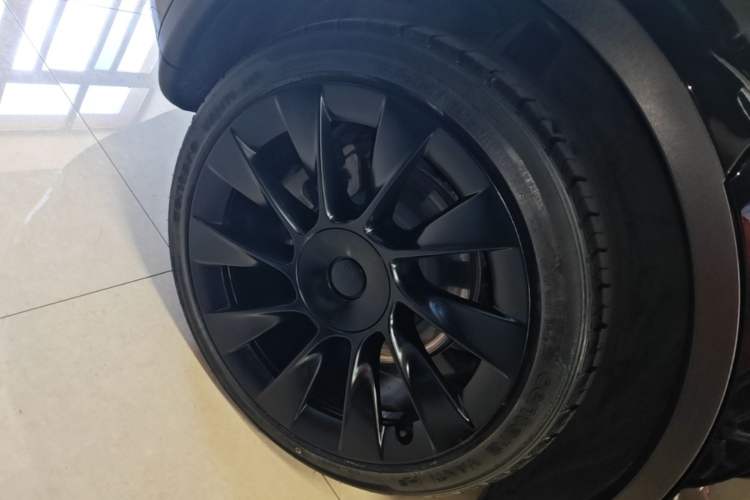 Used Tesla Model Y 2022 Long-Range All-Wheel-Drive Version Right Rear Wheel Hub