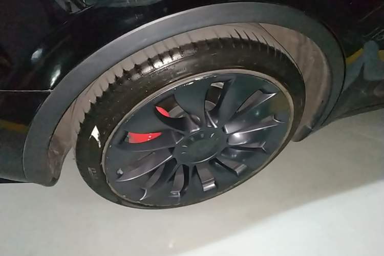 Used Tesla Model Y 2022 Performance High-Performance All-Wheel-Drive Version Right Rear Wheel Hub