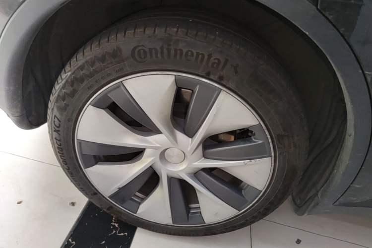 Used Tesla Model Y 2022 Long-Range All-Wheel-Drive Version Right Rear Wheel Hub