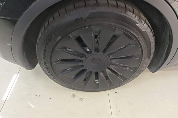 Used Tesla Model Y 2022 Long-Range All-Wheel-Drive Version Right Rear Wheel Hub