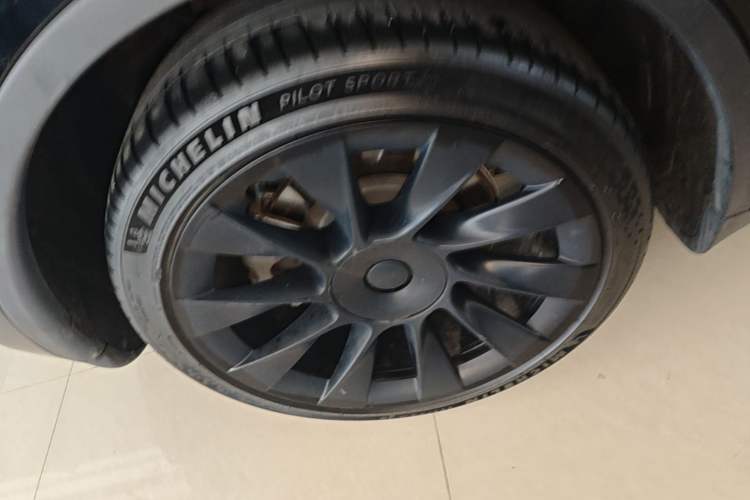 Used Tesla Model Y 2022 Revised Version Long-Range All-Wheel Drive Right Rear Wheel Hub
