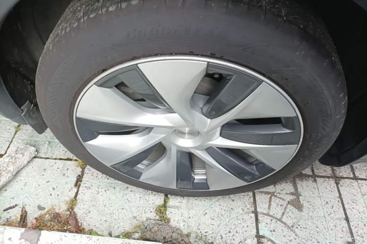 Used Tesla Model Y 2022 Long-Range All-Wheel-Drive Version Right Rear Wheel Hub