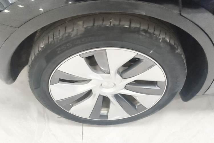 Used Tesla Model Y 2022 Long-Range All-Wheel-Drive Version Right Rear Wheel Hub
