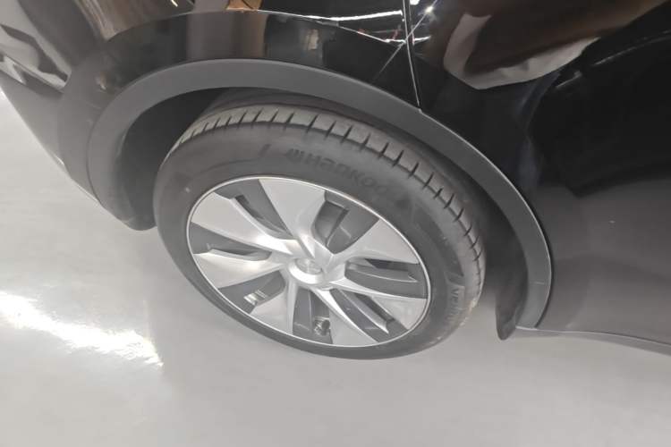 Used Tesla Model Y 2022 Long-Range All-Wheel-Drive Version Right Rear Wheel Hub