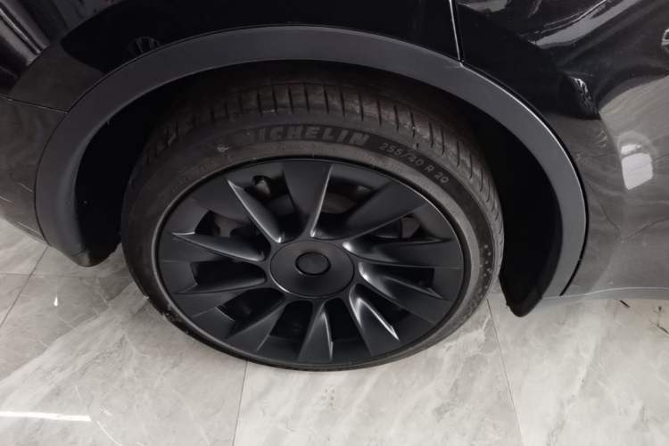 Used Tesla Model Y 2022 Long-Range All-Wheel-Drive Version Right Rear Wheel Hub