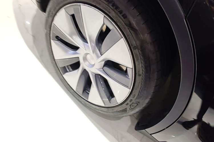 Used Tesla Model Y 2022 Revised Version Rear-Wheel Drive Right Rear Wheel Hub
