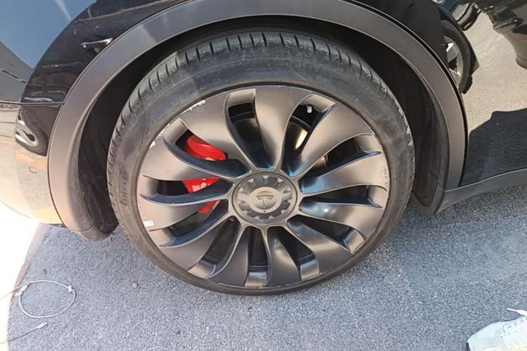 Used Tesla Model Y 2022 Performance High-Performance All-Wheel-Drive Version Right Rear Wheel Hub