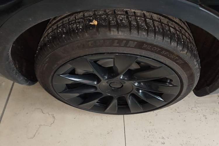 Used Tesla Model Y 2022 Long-Range All-Wheel-Drive Version Right Rear Wheel Hub