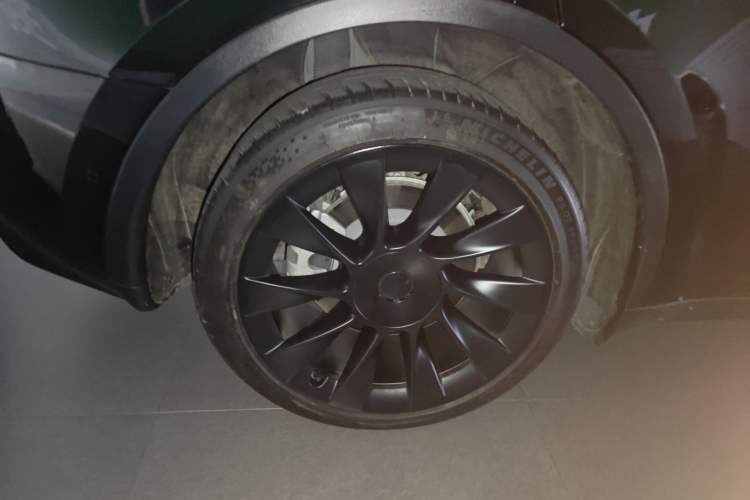 Used Tesla Model Y 2022 Long-Range All-Wheel-Drive Version Right Rear Wheel Hub
