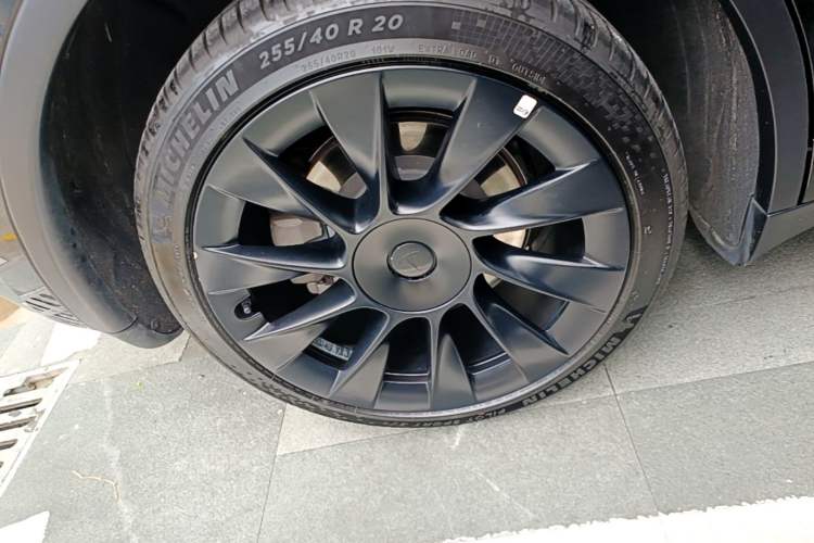 Used Tesla Model Y 2022 Long-Range All-Wheel-Drive Version Right Rear Wheel Hub