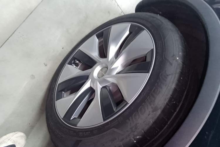 Used Tesla Model Y 2022 Revised Version Rear-Wheel Drive Right Rear Wheel Hub