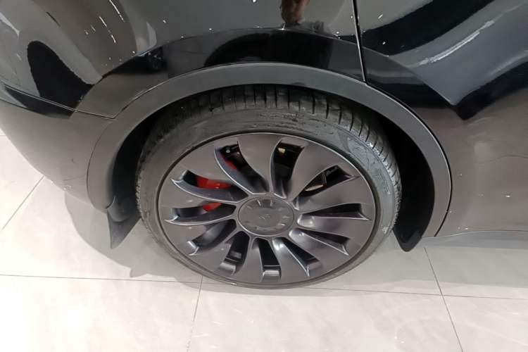 Used Tesla Model Y 2022 Performance High-Performance All-Wheel-Drive Version Right Rear Wheel Hub