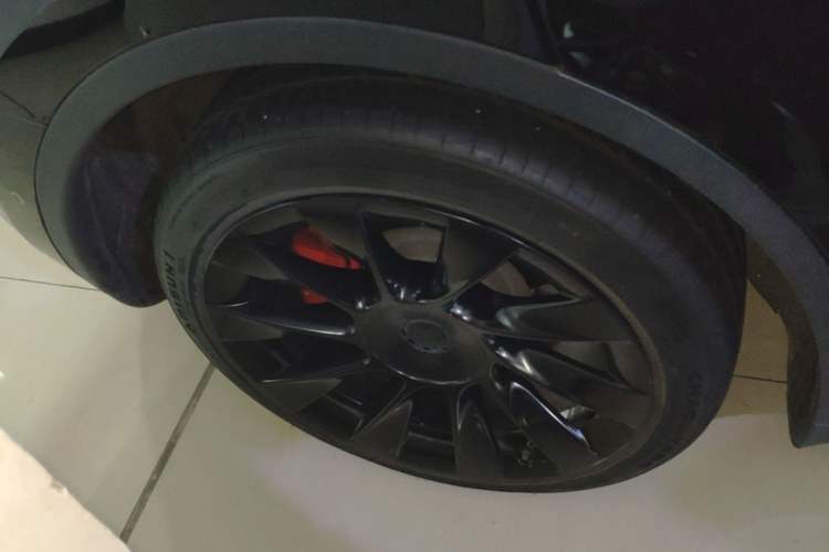 Used Tesla Model Y 2022 Long-Range All-Wheel-Drive Version Right Rear Wheel Hub